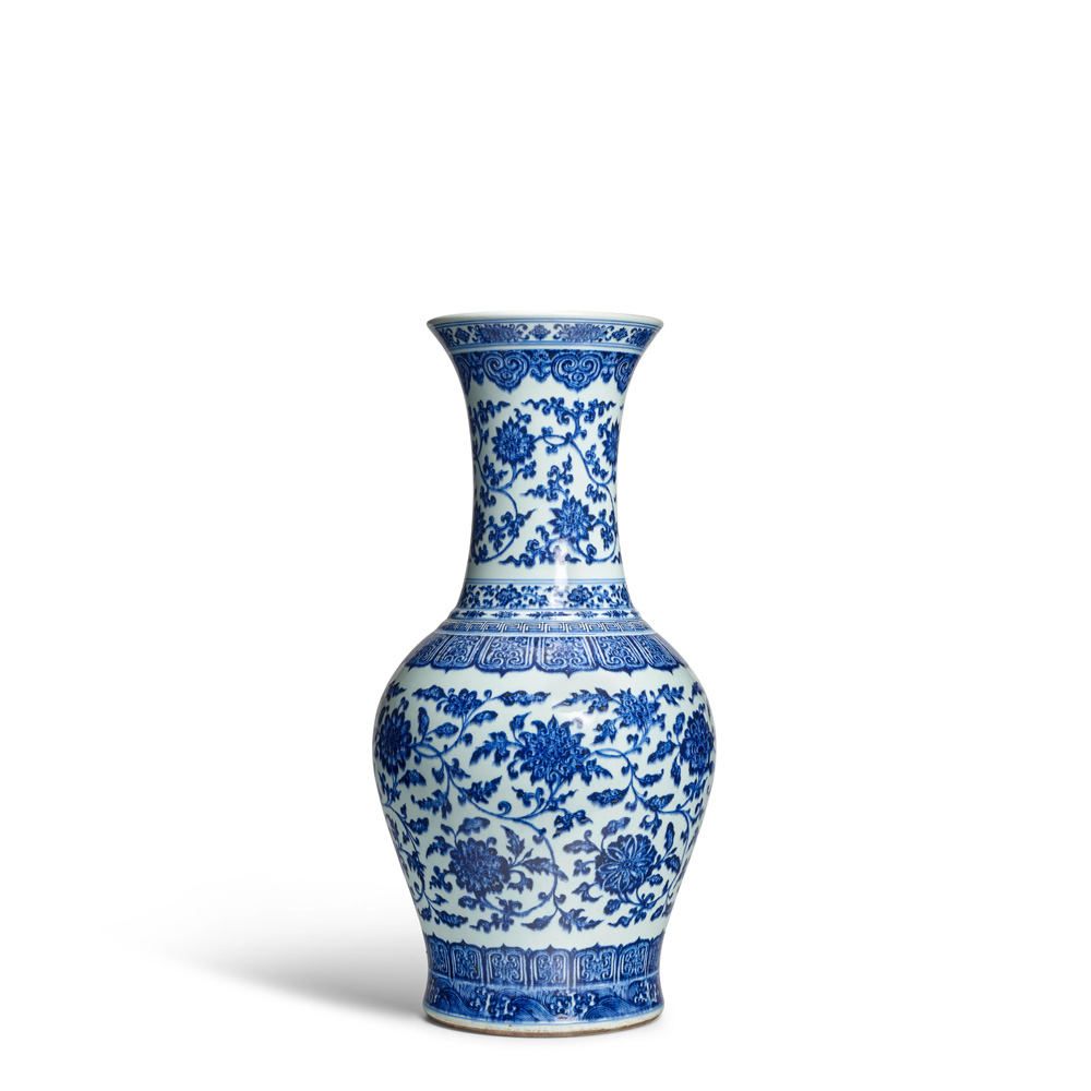 vaso a bottiglia in porcellana con decoro ming style, cina, dinastia qing